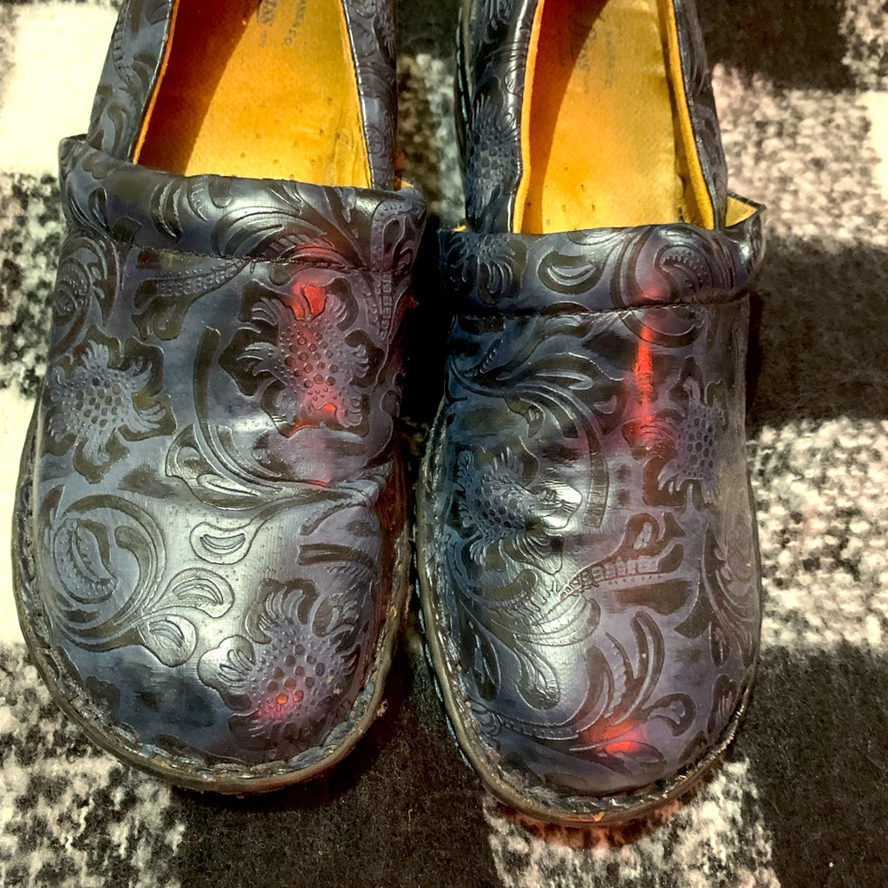 Nursing shoes